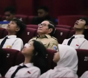 Gubernur Pramono Anung menonton Planetarium