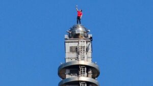 pendaki-alex-honnold-mengambil-foto-selfie-di-puncak-taipei-101-setelah-melakukan-pendakian-solo-tanpa-tali-pengaman-di-gedung-1769333723600
